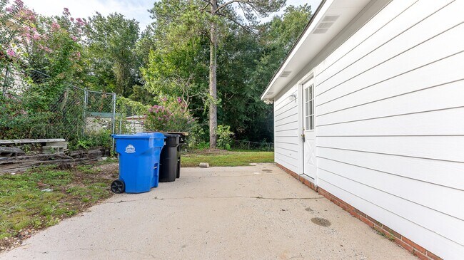 Building Photo - 6806 Cove Cir