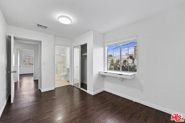 Building Photo - 1128 Irolo St