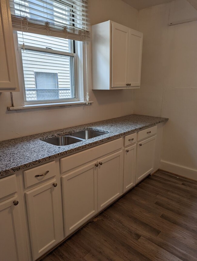 Building Photo - MOVE IN READY Apartment in the Heart of No...