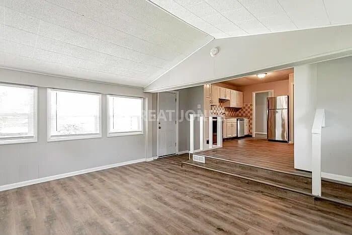 Building Photo - 121 Rose Ln