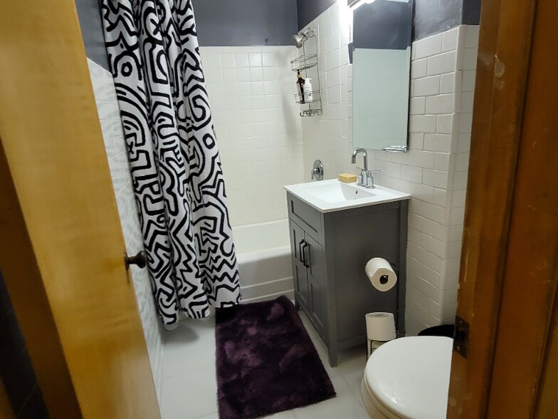 Building Photo - 3411 S Howell Ave