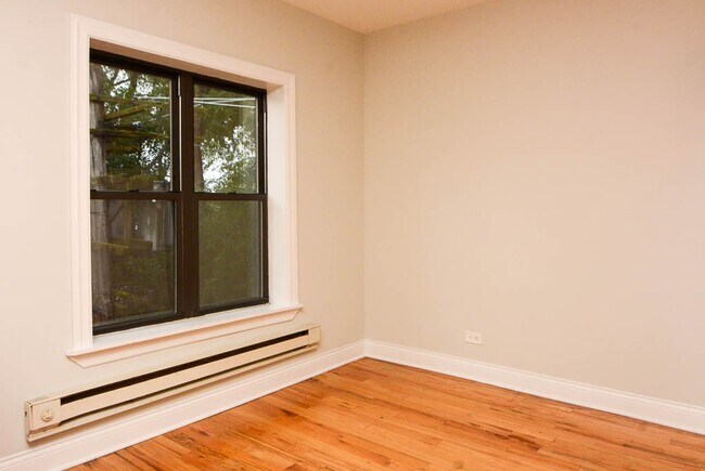 Building Photo - 6265 W Cornelia Ave