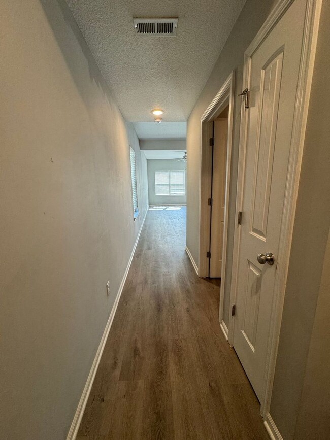 Building Photo - Beautiful 3/2.5 Duplex in Blue Springs!