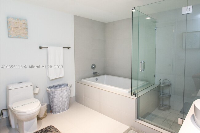 Building Photo - 2600 E Hallandale Beach Blvd