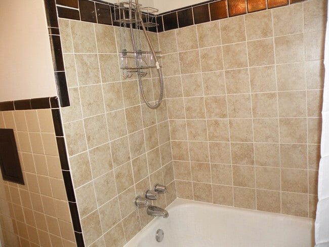 Building Photo - 3 Bed - 2 Full Bath Cape Cod for Rent in Euclid!