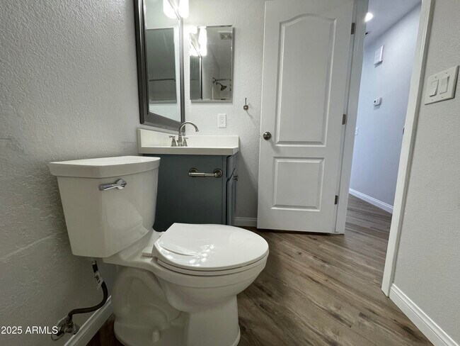 Building Photo - 841 E Lovegrass Dr