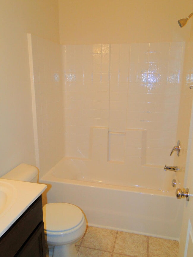 Building Photo - 8814 Commons Townes Dr