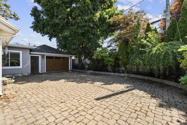 Building Photo - 25 Crescent Bluff Ave