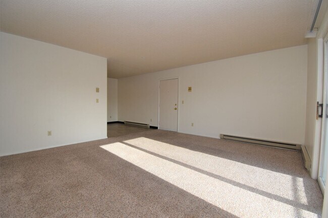 Building Photo - Top Floor Large 2 bedroom 1 bathroom apart...