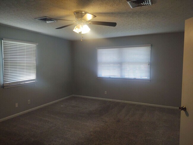 Building Photo - Large 2 bedroom 2 bathroom house with 1 ca...