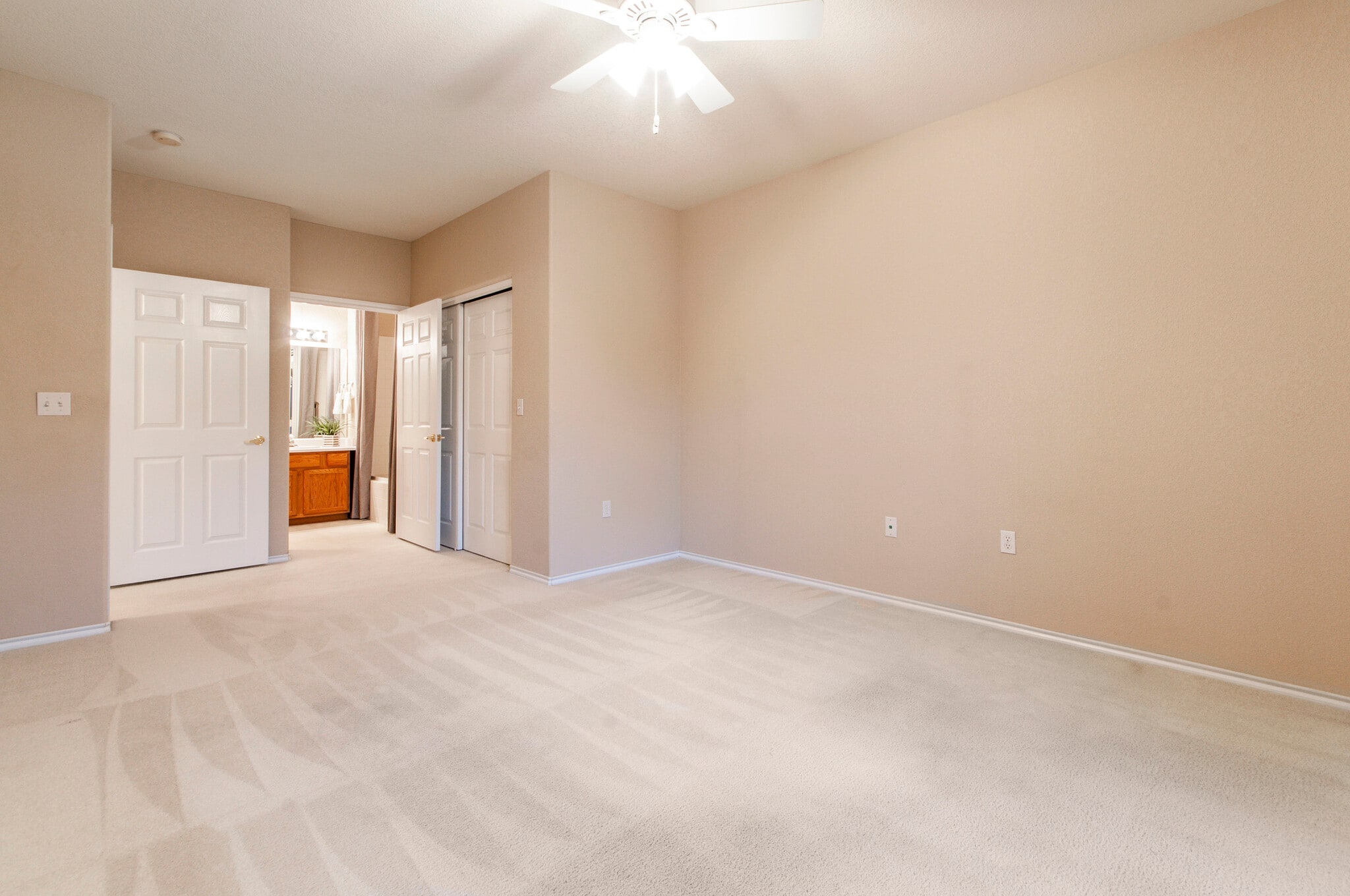 Master Suite with walk-in closet &amp; Adjoining bath - 3960 Riviera Grove