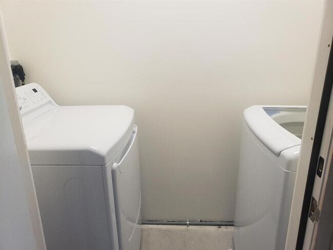 Building Photo - 829 Camino Rd