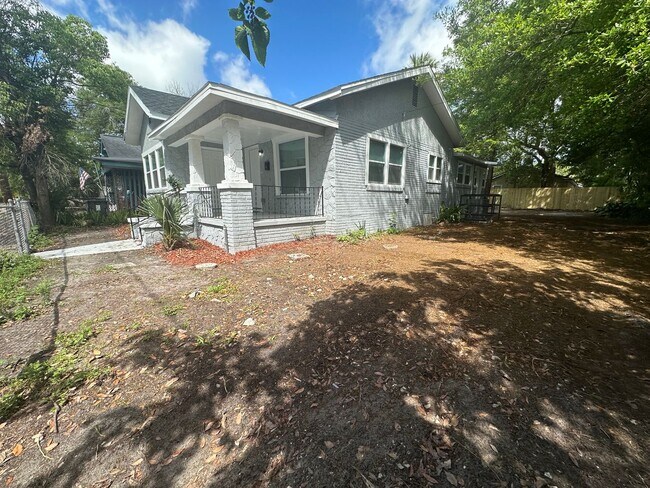 Building Photo - **Move in Ready** 3/2 Single Family home