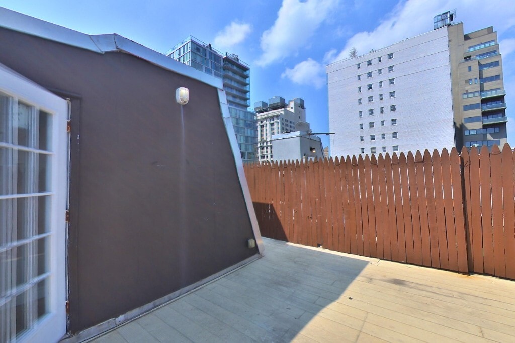 Building Photo - 202 E 13th St