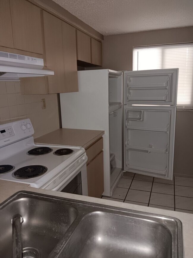 Building Photo - 2/1 Apartment in New Port Richey