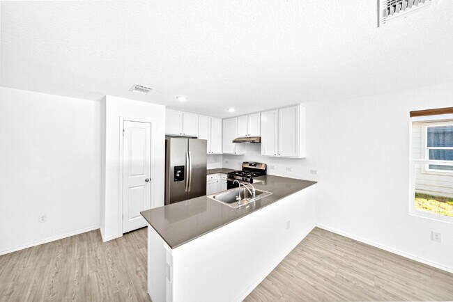 Building Photo - Charming 3-Bedroom Haven with 2 Full Baths