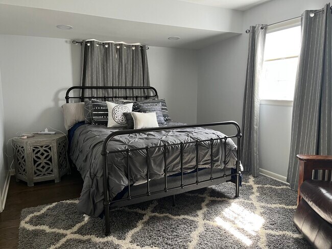 Building Photo - 8445 N Greenvale Rd