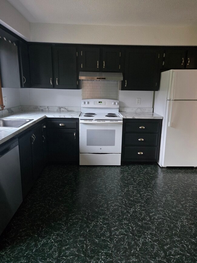 Building Photo - 48 River Rd