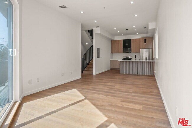 Building Photo - 257 S Park View St