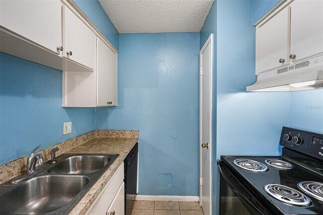 Building Photo - 550 Golden Raintree Pl