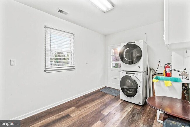 Building Photo - 8413 Rosemont Cir