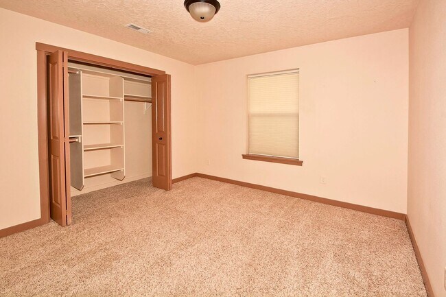 Building Photo - 3 Bedroom 2.5 Bathroom Home in Southeast Boise