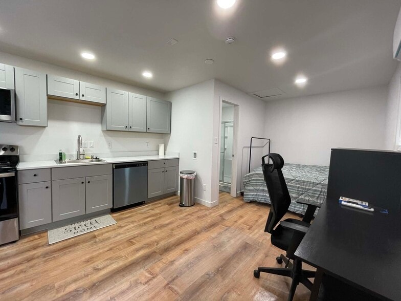 Building Photo - 704 NE 53rd St