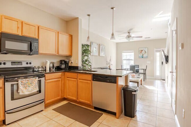 Building Photo - Fully Furnished 3-Bedroom/3-Bath Townhome