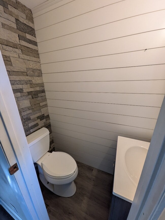 Building Photo - 3 Bedroom 1.5 Bathroom with garage