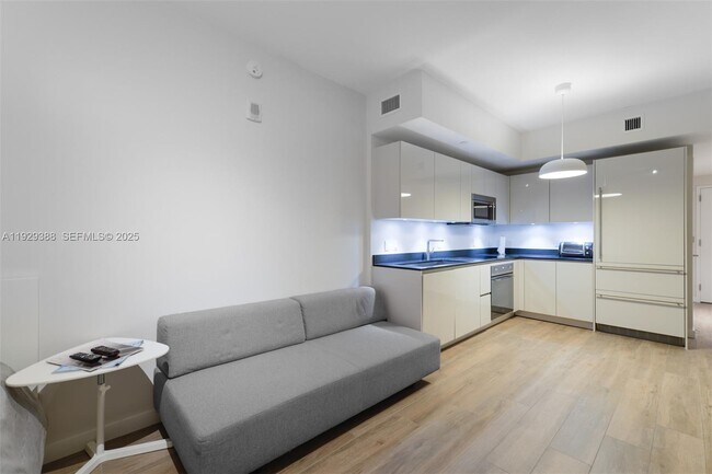 Building Photo - 1010 Brickell Ave