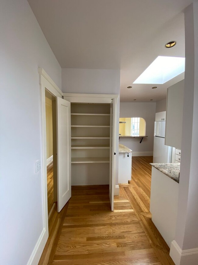 Building Photo - 1BR/1BA Penthouse Level Pacific Heights St...
