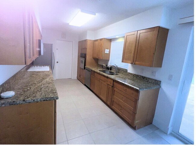 Building Photo - 1260 Manor Dr