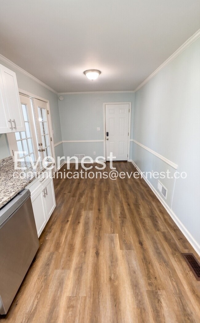 Building Photo - 735 Hillcrest Dr