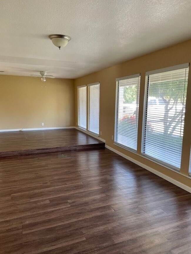 Building Photo - Lease Your Dream Home in the Country!