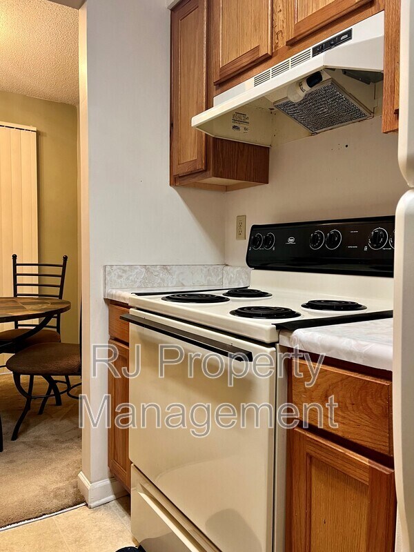 Building Photo - 5656 Encino Cove