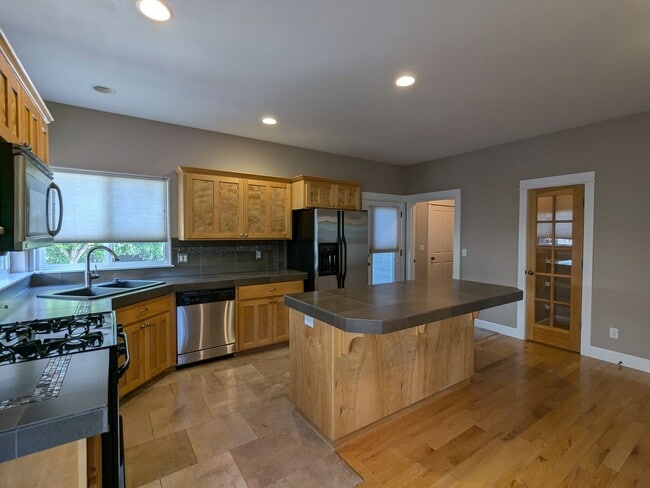 Building Photo - Gorgeous single-level 2x2 with an office\t...
