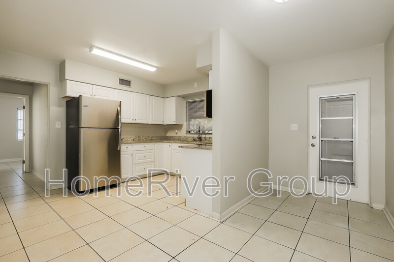 Building Photo - 709 Piedmont Dr SE