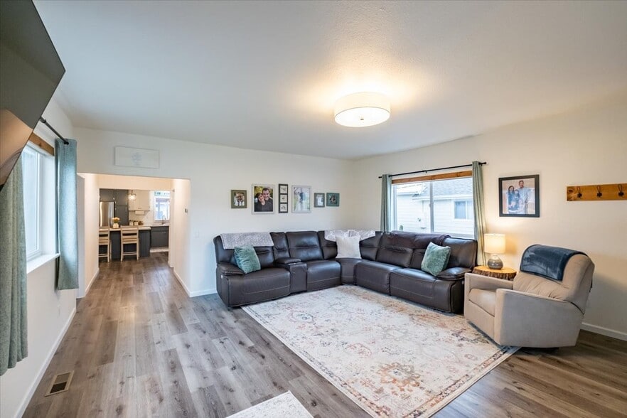 Building Photo - 365 S 15th St