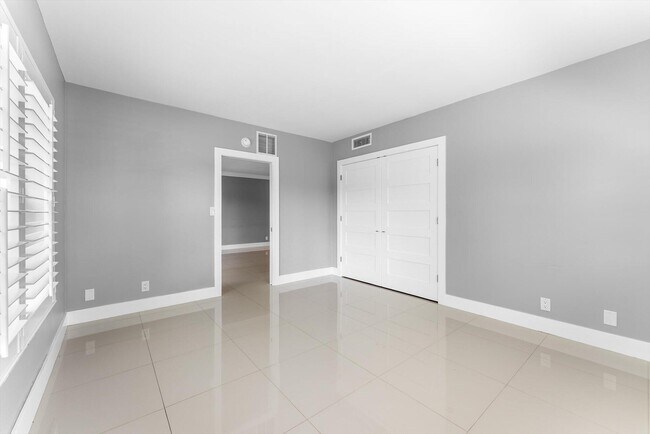 Building Photo - 3200 N Palm Aire Dr