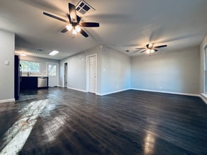 Building Photo - 2325 Lakehurst Dr