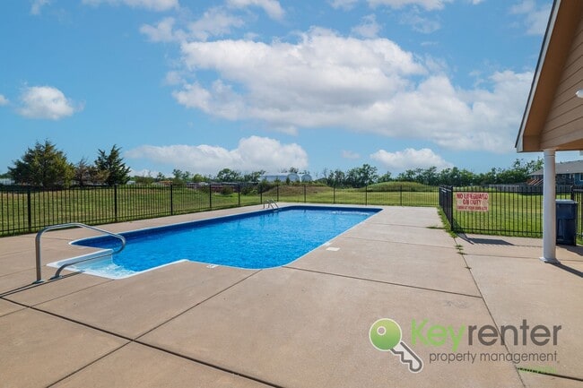 Building Photo - 2311-2313 E Coolwater St Duplex