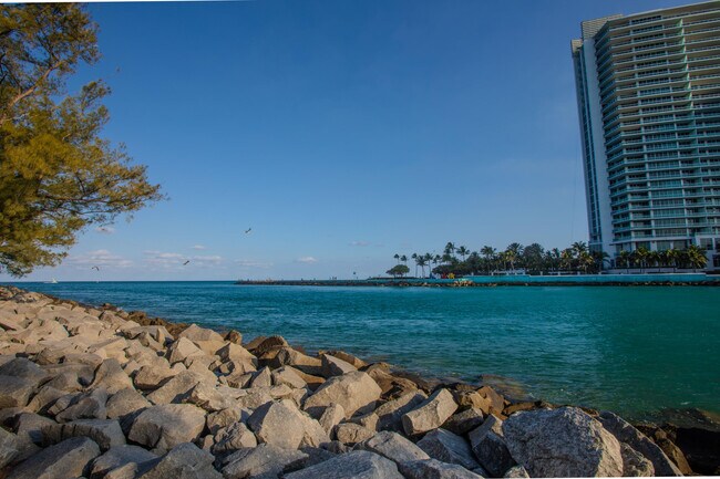 Building Photo - 18021 Biscayne Blvd