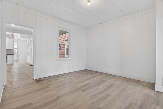 Building Photo - 355 S 9th St