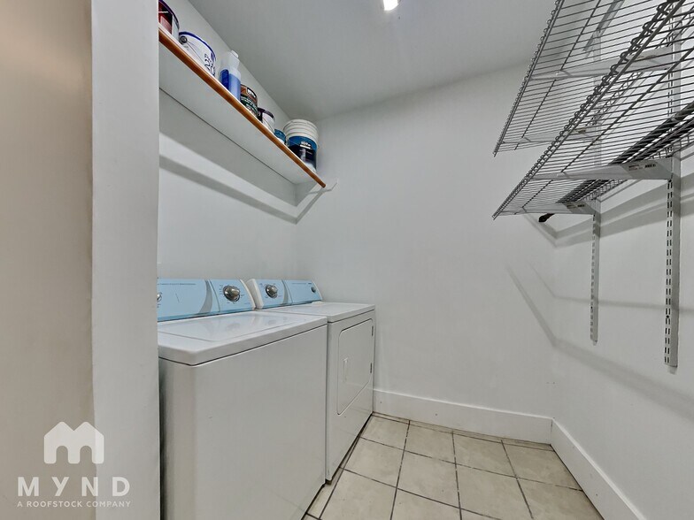 Building Photo - 7519 Schiller St