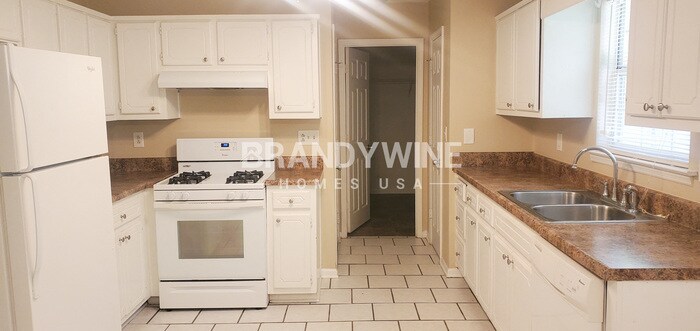 Building Photo - 190 Rosewood Dr