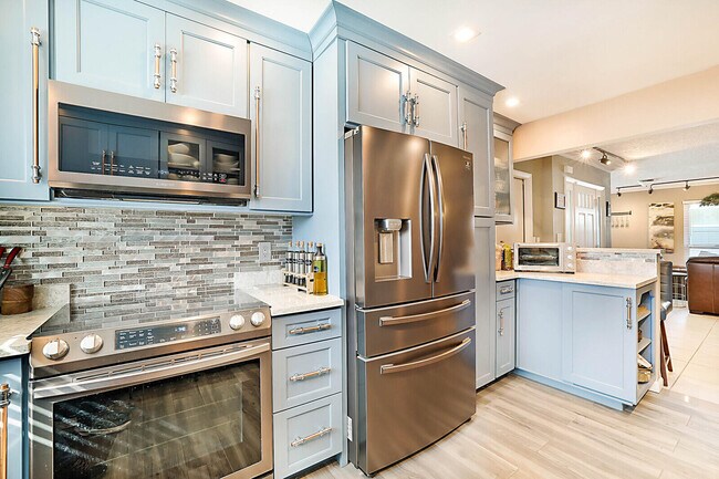 Building Photo - 4548 SW 28th Way