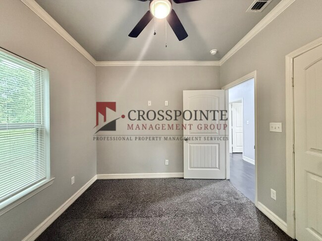 Building Photo - Tour Today! 3 Bedroom, 2 Bathroom Duplex!