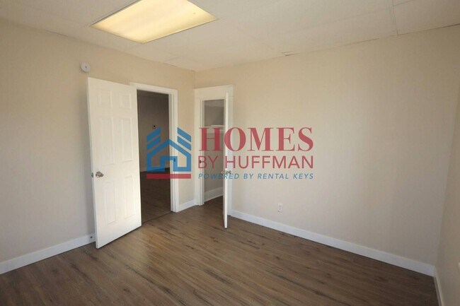 Building Photo - Four Bedroom House | One Bathroom