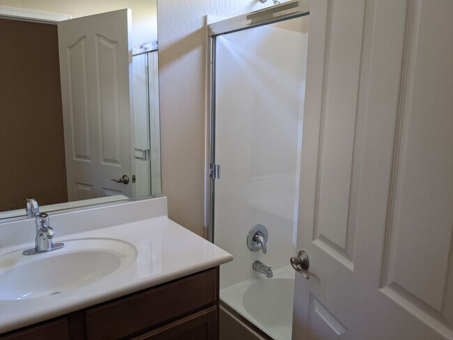 Building Photo - 4 bedroom 3 bathroom ranch home!