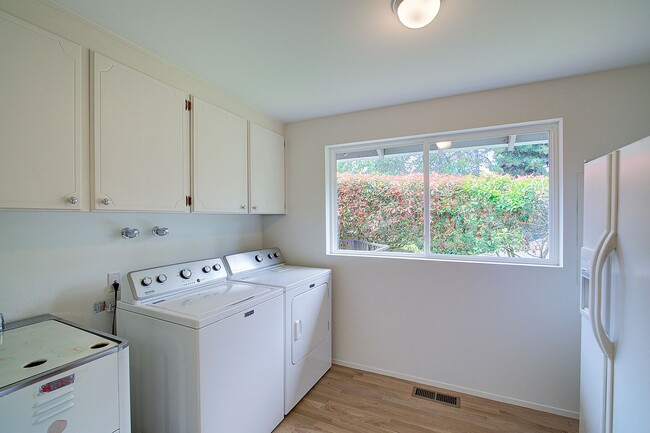 Building Photo - 4Bd/2.5Ba Clyde Hill Home